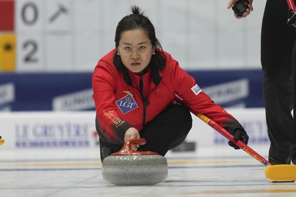 篮球火箭球员参加社区公益活动