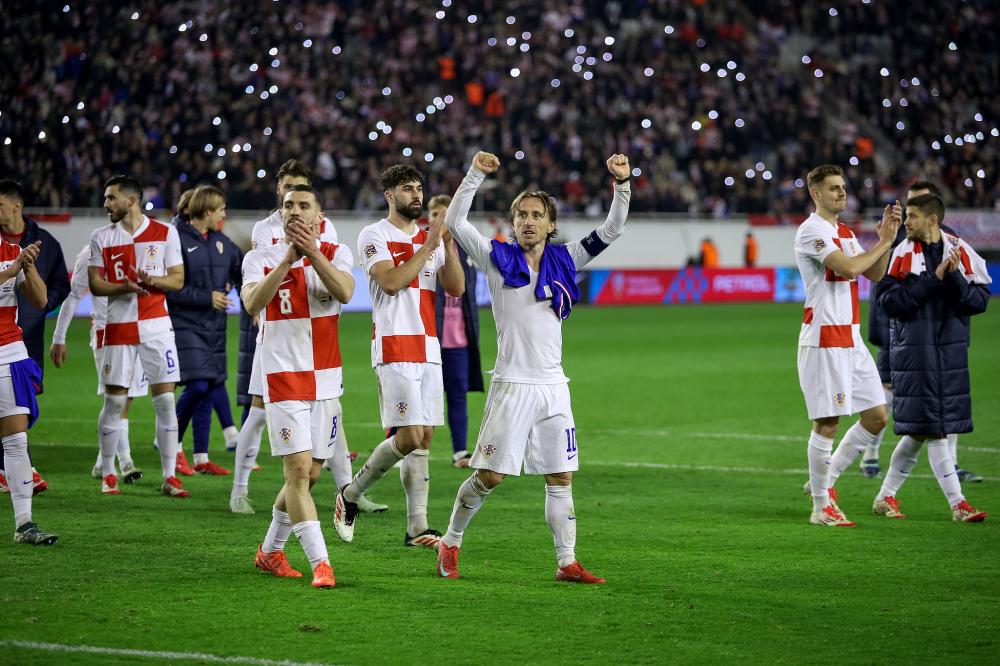 上海久事以111-72大胜四川丰谷，展现强大实力，全队多点开花，四川队虽努力但难敌强队。